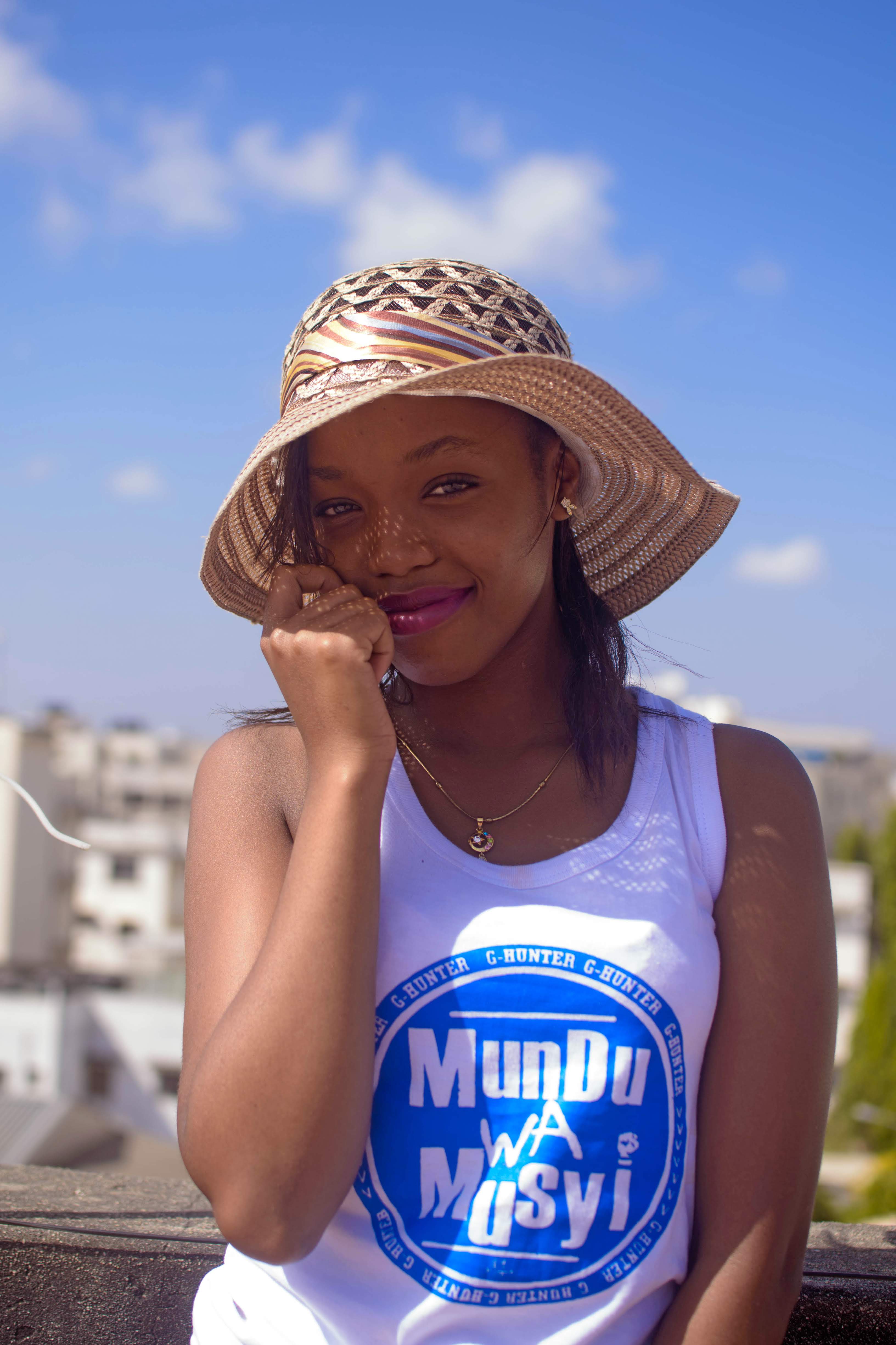 Mundu Wa Musyi White Blue Vest — Beach
