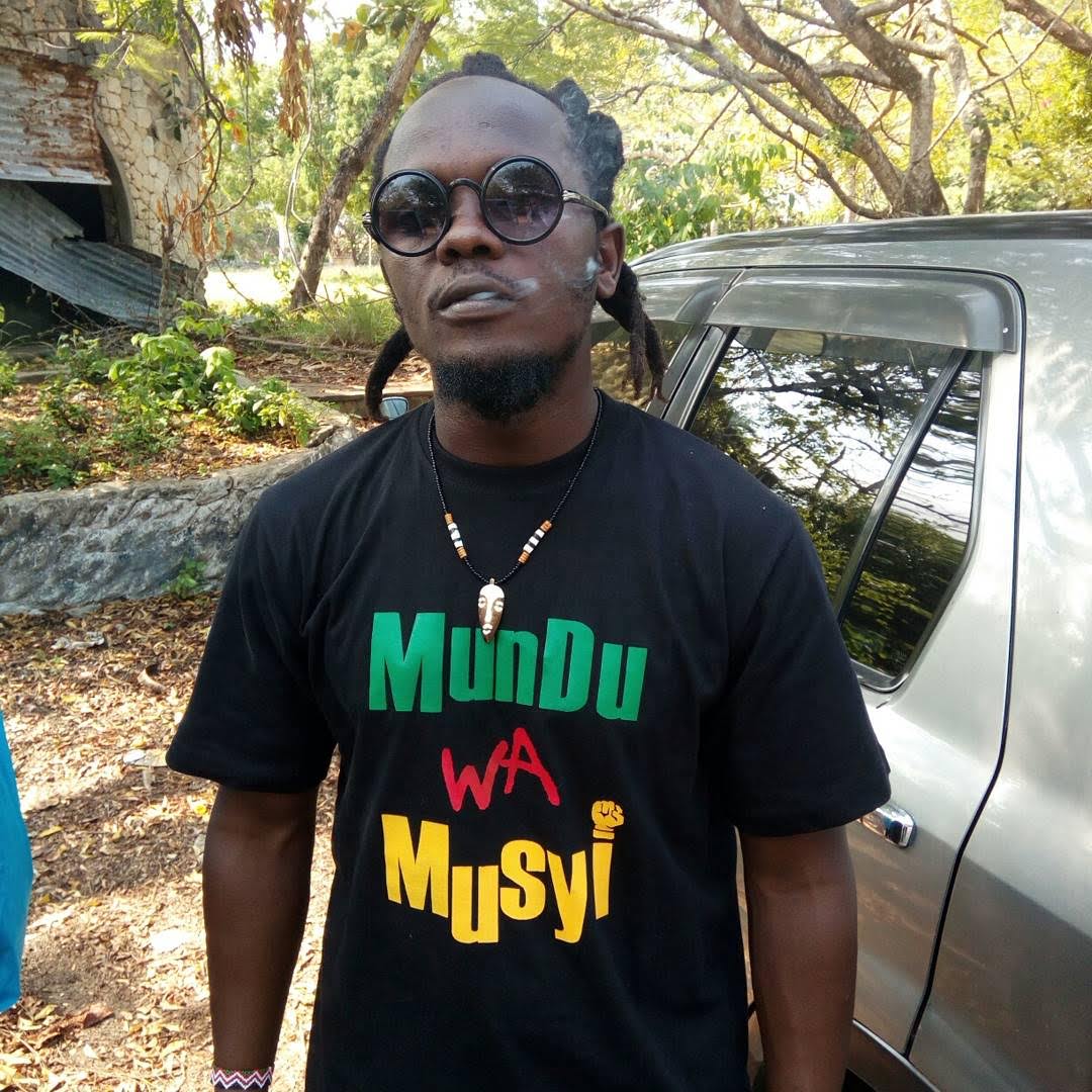 Mundu Wa Musyi Rasta Logo Tee